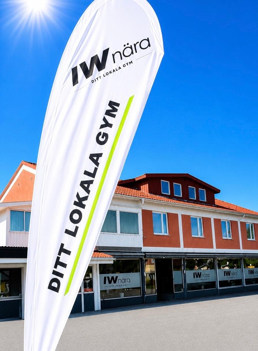 IW nära Sörberge i Timrå med gymmets flagga och fönster mot gatan